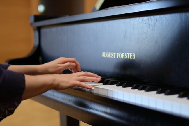 pianist-hands-2837793