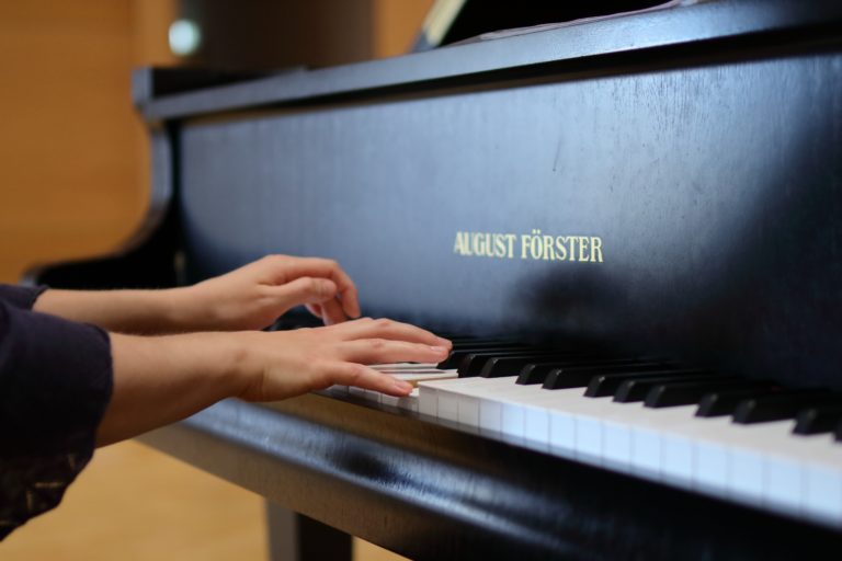 pianist-hands-2837793