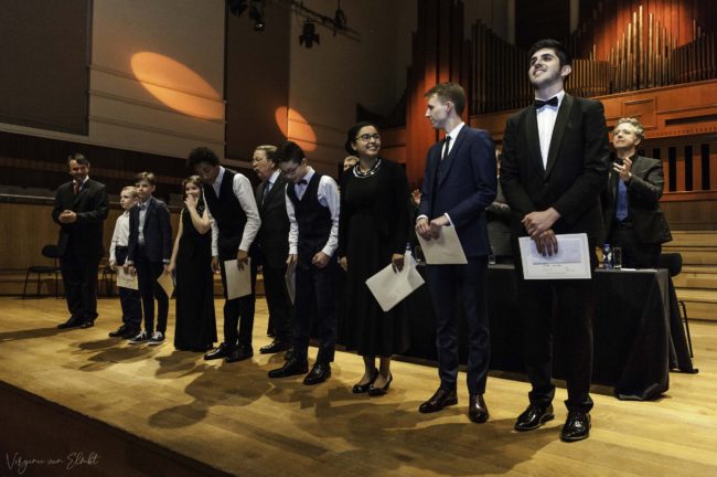 Finalistes 2019 qui saluent le Public