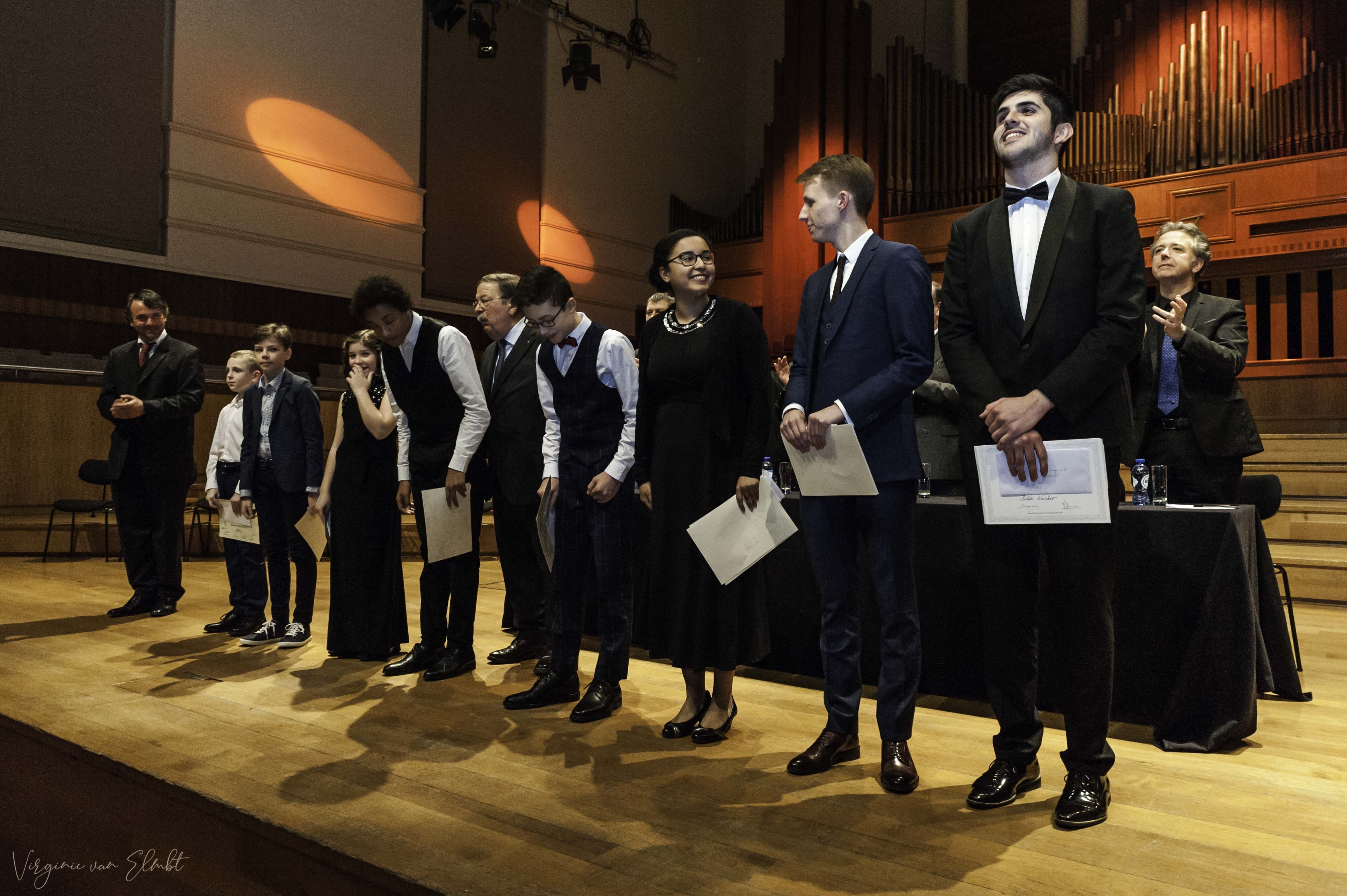 Finalistes 2019 qui saluent le Public